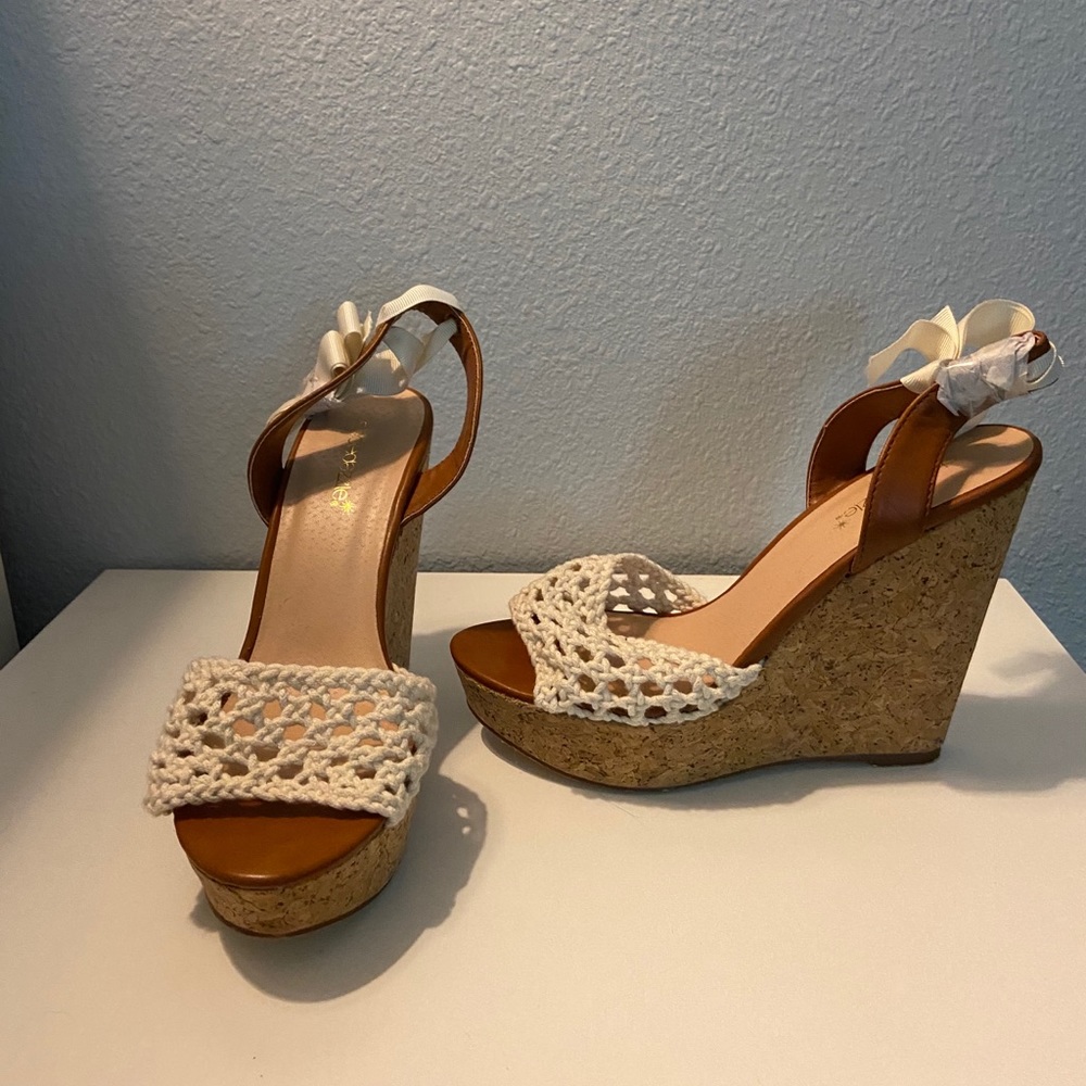 Shoe dazzle medium height wedges